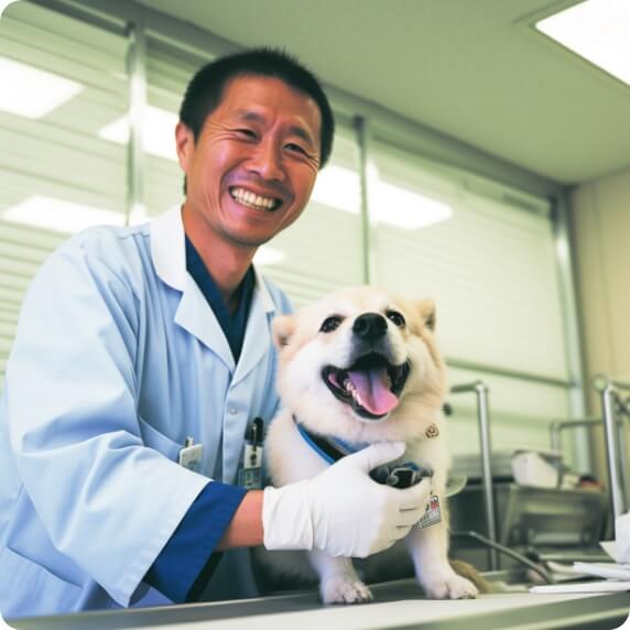 犬と医師が笑顔で正面を向いている写真